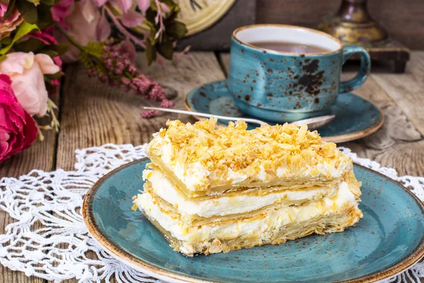 Napoleonkuchen auf dem Teller stilvoll — Stockfoto