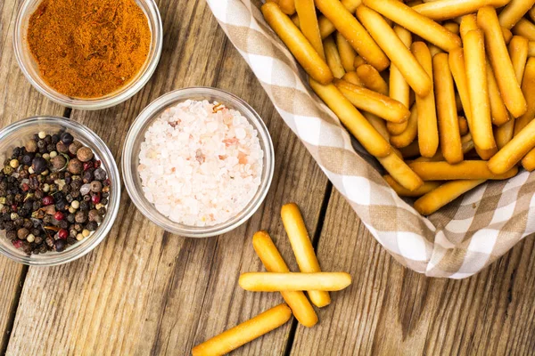 Çıtır çıtır ekmek tuz ve baharatlar ile sopa