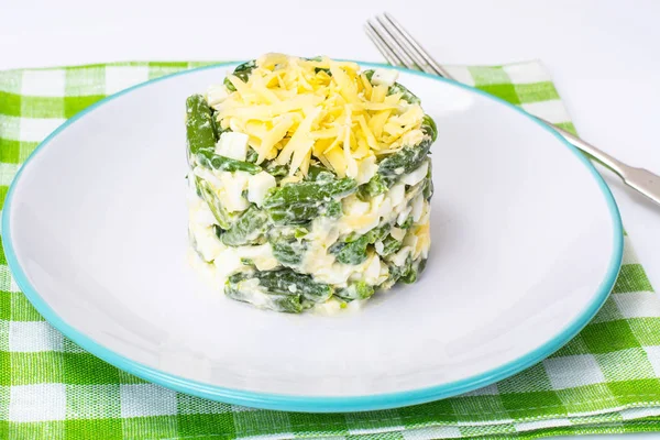 Salada com feijão verde, ovos e queijo — Fotografia de Stock
