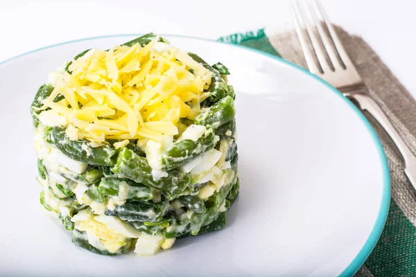Салат с зеленой фасолью, яйцами и сыром — стоковое фото