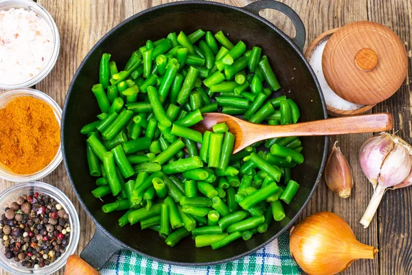 Зеленые бобы на чугунной сковороде — стоковое фото