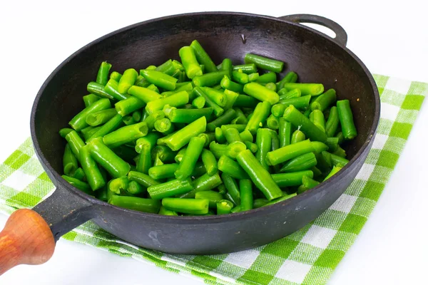 Feijões verdes na frigideira de ferro fundido — Fotografia de Stock