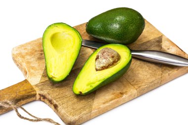 Avokado yarım ve beyaz adam dilimleri