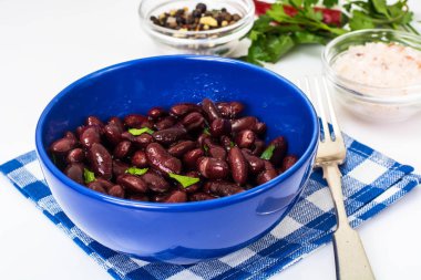 Mavi salata kasesi kırmızı fasulye