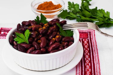 Fasulye, baharatlar ve köri beyaz salata kasesi