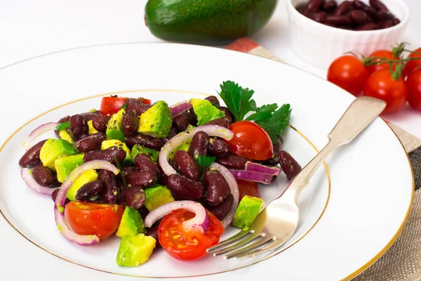 Salát s avokádem, fazole, cherry rajčaty, červenou cibulí a vegeta — Stock fotografie