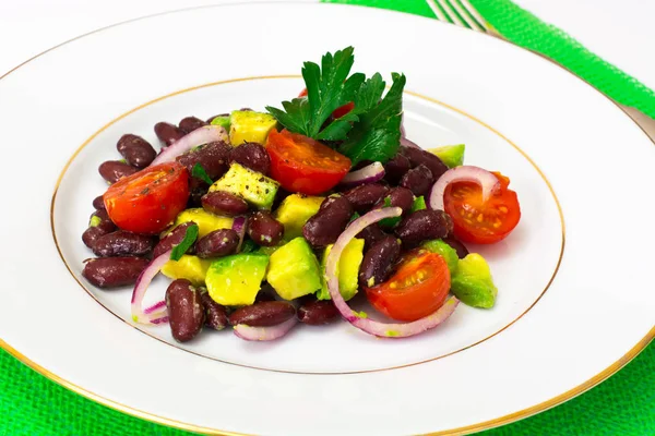 Ensalada con aguacate, frijoles, tomates cherry, cebolla roja y vegeta —  Fotos de Stock