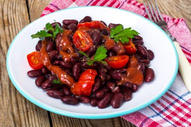 Kiraz domates ve baharatlı domates soslu kırmızı fasulye salatası