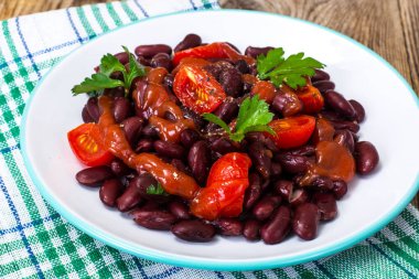 Kiraz domates ve baharatlı domates soslu kırmızı fasulye salatası