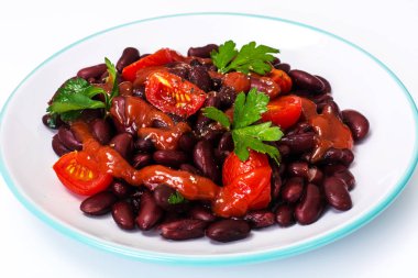 Kiraz domates ve baharatlı domates soslu kırmızı fasulye salatası