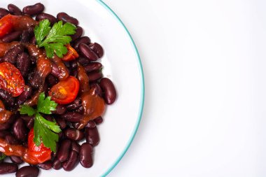 Kiraz domates ve baharatlı domates soslu kırmızı fasulye salatası