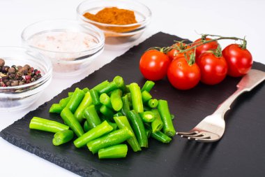 Beyaz arkaplanda yeşil fasulye