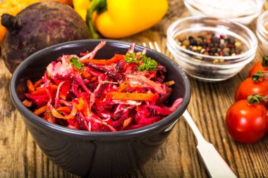 Baharatlı sebze salatası