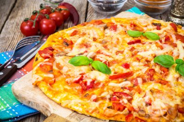 Pizza jambon, mantar ve domates ile