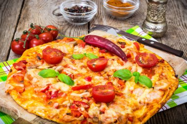 Pizza jambon, mantar ve domates ile