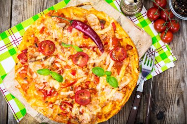 Pizza jambon, mantar ve domates ile