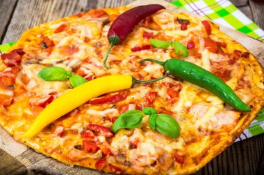 Pizza jambon, mantar ve domates ile