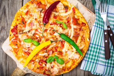 Pizza jambon, mantar ve domates ile