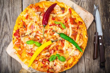 Pizza jambon, mantar ve domates ile