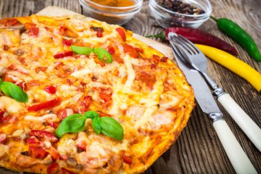 Pizza jambon, mantar ve domates ile