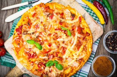 Pizza jambon, mantar ve domates ile