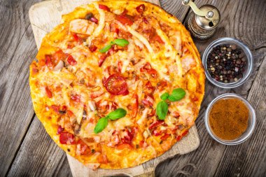 Pizza jambon, mantar ve domates ile