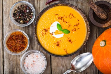 Kremalı sebze çorbası safran ile