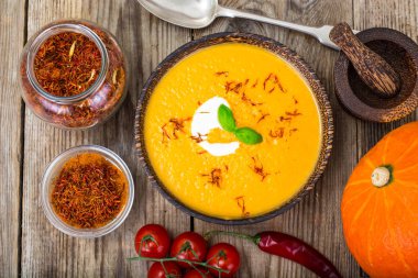 Kremalı sebze çorbası safran ile