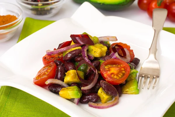 Салат с авокадо, бобы, помидоры черри, красный лук и вегетарианский — стоковое фото