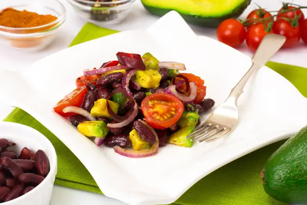 Салат с авокадо, бобы, помидоры черри, красный лук и вегетарианский — стоковое фото