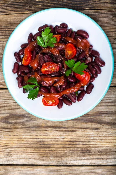 Салат с помидорами черри и красной фасолью в пряном томатном соусе — стоковое фото