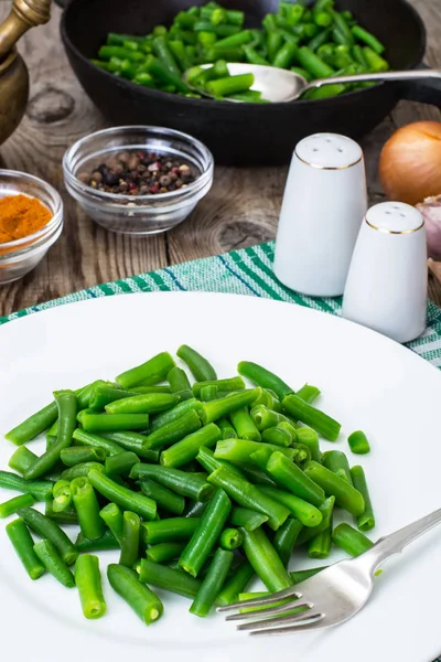 Салат из зеленой фасоли на белой тарелке — стоковое фото