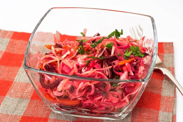 Овощной салат в стеклянном салате на белом фоне — стоковое фото