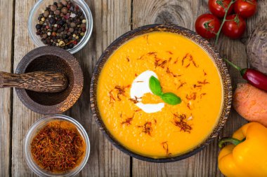 Kremalı sebze çorbası safran ile