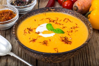 Kremalı sebze çorbası safran ile