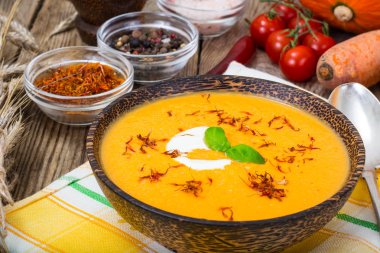 Kremalı sebze çorbası safran ile