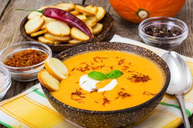 Kremalı sebze çorbası safran ile