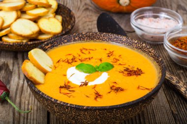 Kremalı sebze çorbası safran ile