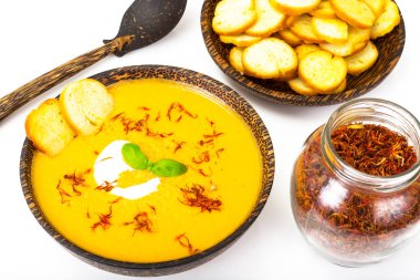 Kremalı sebze çorbası safran ve kruton üzerinde beyaz backgrou