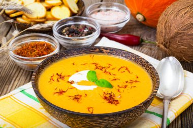 Hindistan cevizi sütü ile baharatlı balkabağı çorbası