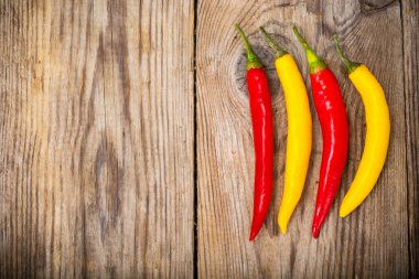 ahşap zemin üzerine kırmızı biber