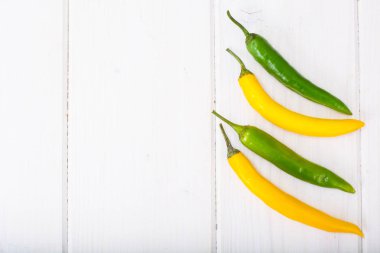 ahşap zemin üzerine kırmızı biber