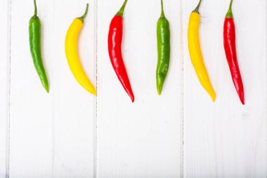 ahşap zemin üzerine kırmızı biber