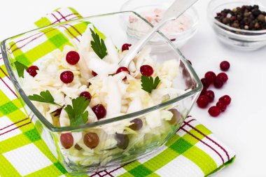 Beyaz bir arka plan üzerinde cranberries ile lahana turşusu