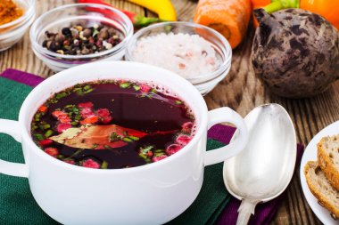 Pancar ve kruton sebze çorbası