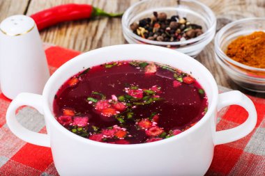 Pancar ve kruton sebze çorbası