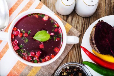 Pancar ve kruton sebze çorbası