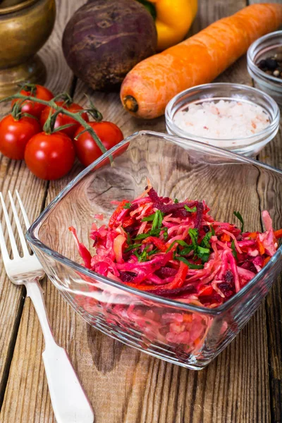Vegetarisk mat sallad på rödbetor, morötter och paprika — Stockfoto