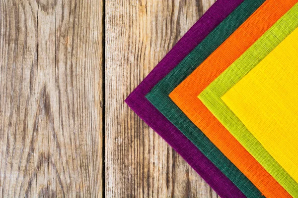 Guardanapos de mesa no fundo de velhas tábuas — Fotografia de Stock