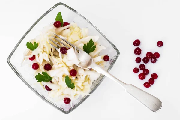 Zuurkool met veenbessen op een witte achtergrond — Stockfoto